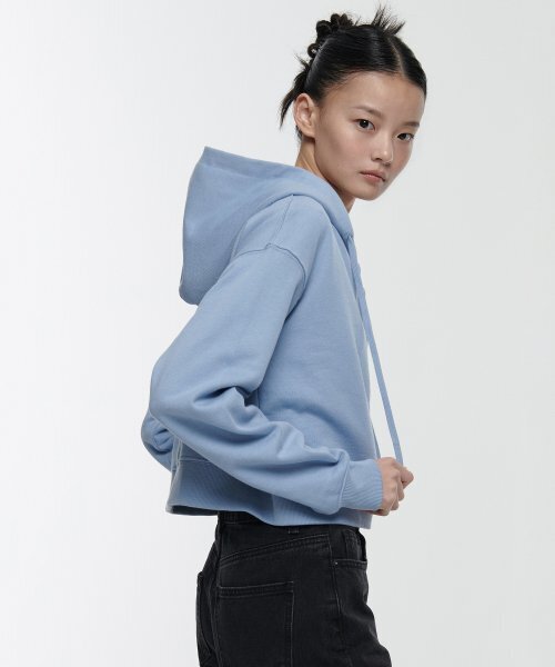 MUSINSA STANDARD WOMAN（ムシンサスタンダードウーマン）の「女性用クロップドフード付きスウェットジップアップ[スカイブルー]（パーカー・レディース・その他・SMALL/MEDIUM/LARGE/X-SMALL）」の3枚目の写真