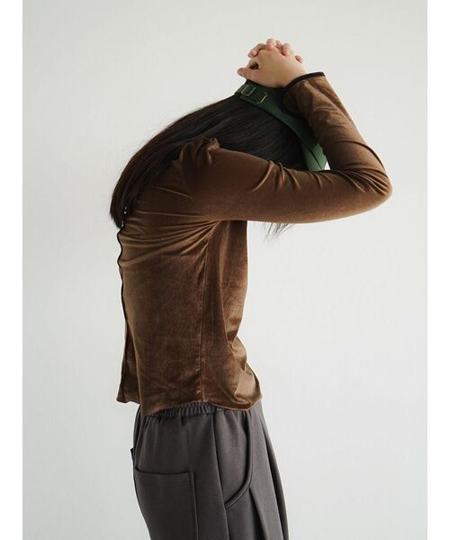 FIKA.(フィーカ)の「Piping crew neck pullover(Tシャツ/カットソー・レディース・ブラック/ホワイト系/ブラウン・MEDIUM)」の5枚目の写真