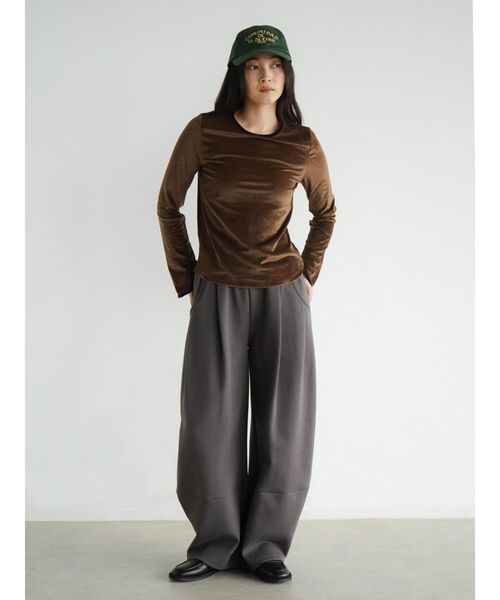 FIKA.(フィーカ)の「Piping crew neck pullover(Tシャツ/カットソー・レディース・ブラック/ホワイト系/ブラウン・MEDIUM)」の8枚目の写真