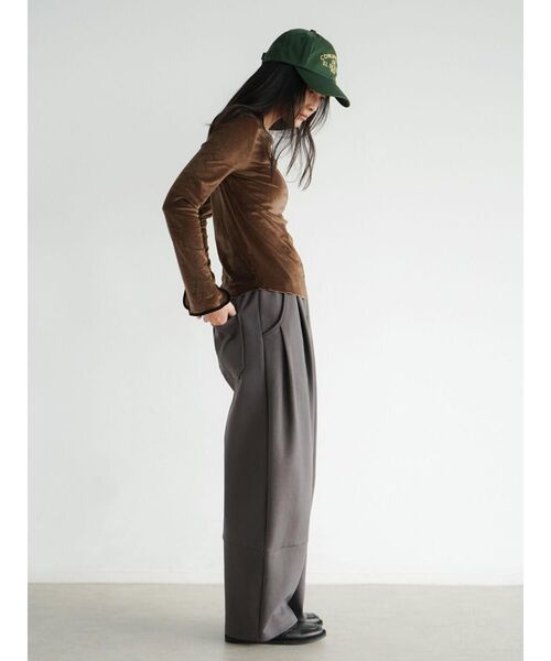 FIKA.(フィーカ)の「Piping crew neck pullover(Tシャツ/カットソー・レディース・ブラック/ホワイト系/ブラウン・MEDIUM)」の9枚目の写真