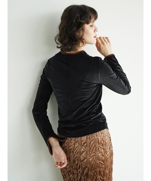 FIKA.(フィーカ)の「Piping crew neck pullover(Tシャツ/カットソー・レディース・ブラック/ホワイト系/ブラウン・MEDIUM)」の18枚目の写真