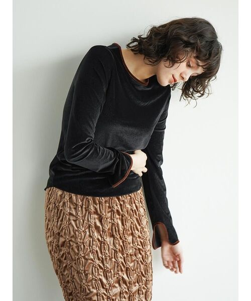 FIKA.(フィーカ)の「Piping crew neck pullover(Tシャツ/カットソー・レディース・ブラック/ホワイト系/ブラウン・MEDIUM)」の2枚目の写真