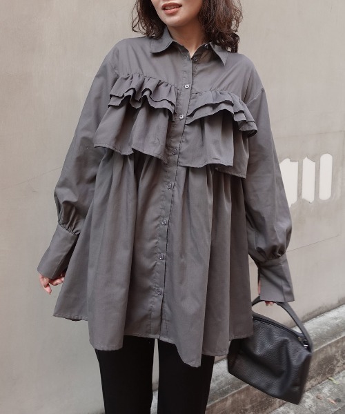 CORNERS（コーナーズ）の「ブロードフリルチュニックブラウス（シャツ/ブラウス・レディース・ブラック/チャコールグレー/ブラウン・M）」の2枚目の写真