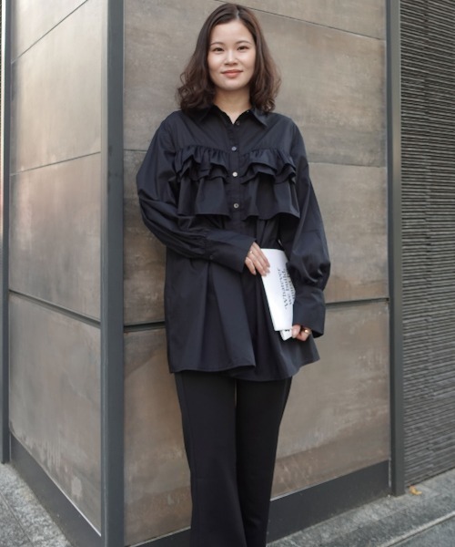 CORNERS（コーナーズ）の「ブロードフリルチュニックブラウス（シャツ/ブラウス・レディース・ブラック/チャコールグレー/ブラウン・M）」の4枚目の写真