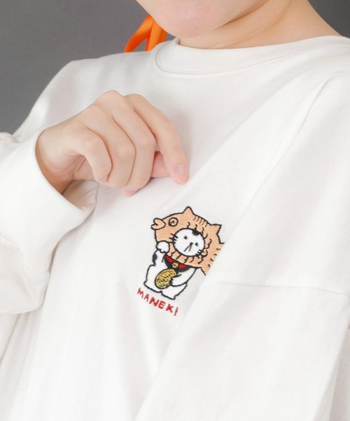 ScoLar Parity（スカラーパリティ）の「353137：タイ焼き招きネコ刺繍ロンT（Tシャツ/カットソー・レディース・オフホワイト/ブラック/ブルー・M）」の8枚目の写真