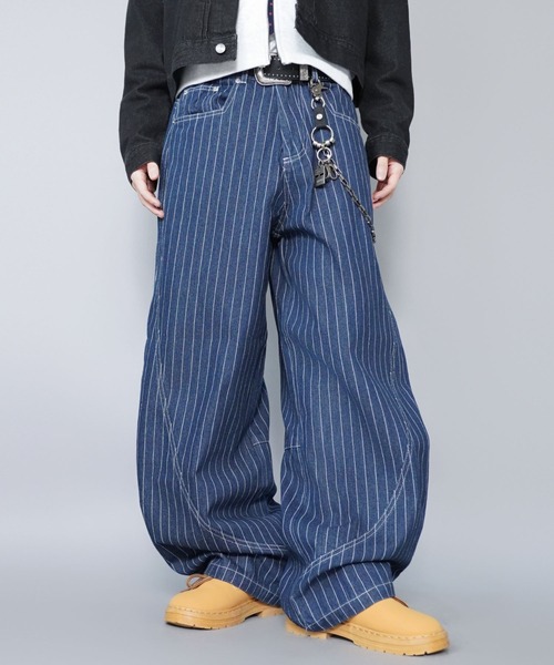 SPINNS（スピンズ）の「デニムバルーンカーブパンツ/ピンストライプ/ユニセックス（デニムパンツ・メンズ・ブラック/ネイビー・M/L）」の2枚目の写真