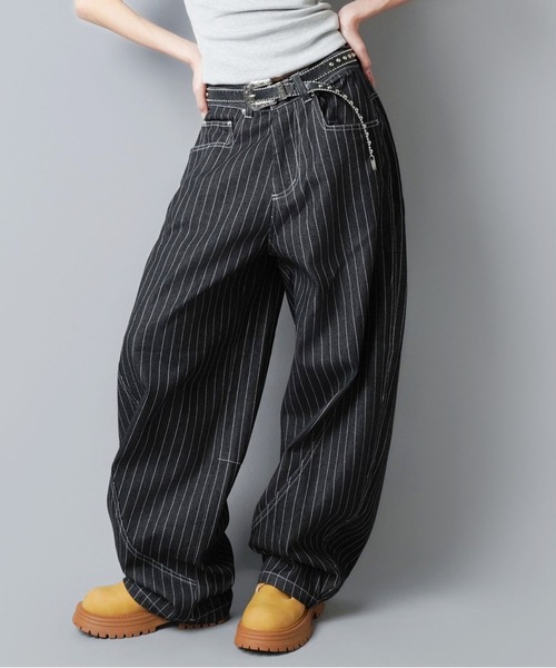 SPINNS（スピンズ）の「デニムバルーンパンツ/ピンストライプ/カーブシルエット/ユニセックス（デニムパンツ・メンズ・ブラック/ネイビー・M/L）」の20枚目の写真