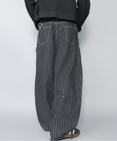 SPINNS（スピンズ）の「デニムバルーンカーブパンツ/ピンストライプ/ユニセックス（デニムパンツ・メンズ・ブラック/ネイビー・M/L）」の19枚目の写真