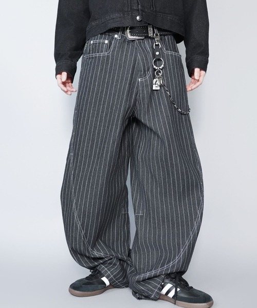 SPINNS（スピンズ）の「デニムバルーンカーブパンツ/ピンストライプ/ユニセックス（デニムパンツ・メンズ・ブラック/ネイビー・M/L）」の17枚目の写真