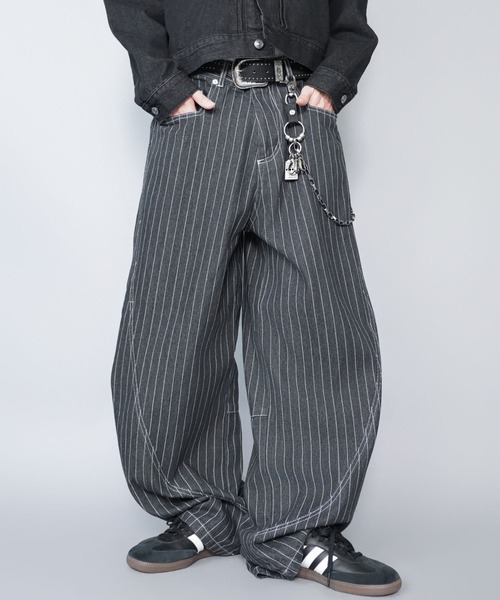 SPINNS（スピンズ）の「デニムバルーンカーブパンツ/ピンストライプ/ユニセックス（デニムパンツ・メンズ・ブラック/ネイビー・M/L）」の18枚目の写真