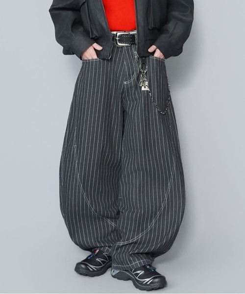 SPINNS（スピンズ）の「デニムバルーンパンツ/ピンストライプ/カーブシルエット/ユニセックス（デニムパンツ・メンズ・ブラック/ネイビー・M/L）」の22枚目の写真