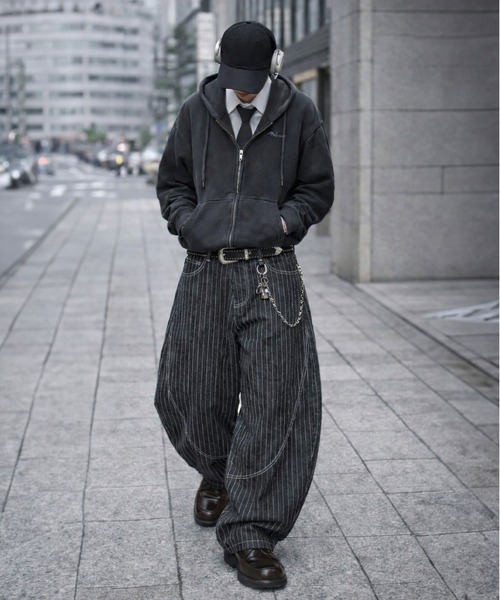 SPINNS（スピンズ）の「デニムバルーンパンツ/ピンストライプ/カーブシルエット/ユニセックス（デニムパンツ・メンズ・ブラック/ネイビー・M/L）」の15枚目の写真