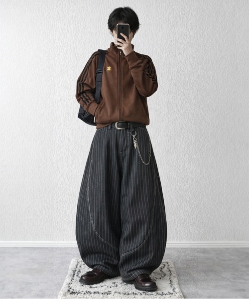 SPINNS（スピンズ）の「デニムバルーンパンツ/ピンストライプ/カーブシルエット/ユニセックス（デニムパンツ・メンズ・ブラック/ネイビー・M/L）」の16枚目の写真