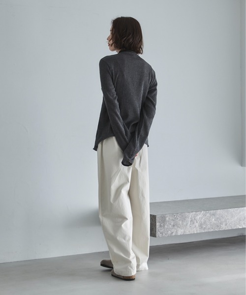 feepur（フェピュール）の「スタンドネックシャーリングシアーカーディガン（カーディガン/ボレロ・レディース・アイボリー/ブラック・MEDIUM）」の3枚目の写真