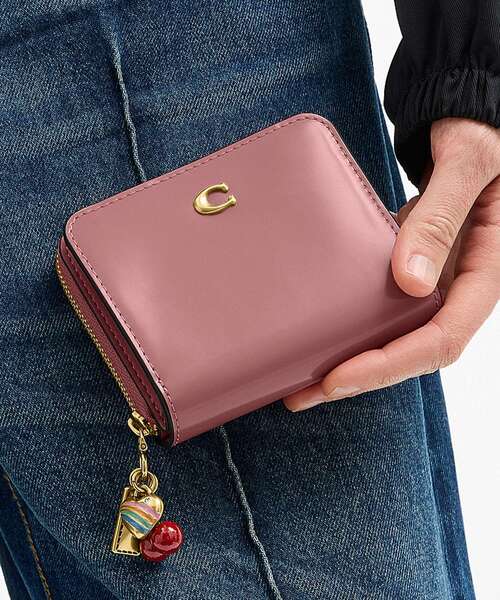 コーチ　エッセンシャル ビルフォールド ウォレット・チャーム　ピンク エッセンシャル ビルフォールド ウォレット・チャーム（財布）｜COACH