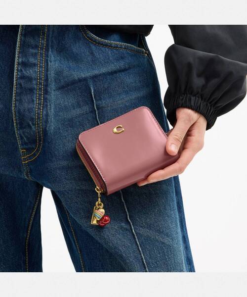 エッセンシャル ビルフォールド ウォレット・チャーム（財布）｜COACH