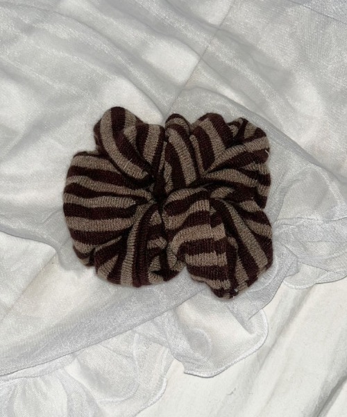 IMARI（イマリ）の「【 IMARI / イマリ 】 ボリューム ニット ストライプ シュシュ_（シュシュ・レディース・ブルー/グレー/ホワイト/ブラウン/ピンク・FREE）」の3枚目の写真