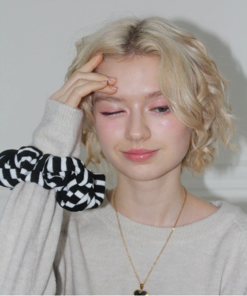 IMARI（イマリ）の「【 IMARI / イマリ 】 ボリューム ニット ストライプ シュシュ_（シュシュ・レディース・ブルー/グレー/ホワイト/ブラウン/ピンク・FREE）」の2枚目の写真