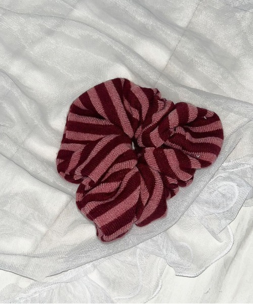 IMARI（イマリ）の「【 IMARI / イマリ 】 ボリューム ニット ストライプ シュシュ_（シュシュ・レディース・ブルー/グレー/ホワイト/ブラウン/ピンク・FREE）」の5枚目の写真