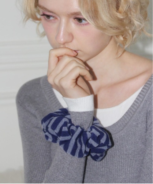 IMARI（イマリ）の「【 IMARI / イマリ 】 ボリューム ニット ストライプ シュシュ_（シュシュ・レディース・ブルー/グレー/ホワイト/ブラウン/ピンク・FREE）」の4枚目の写真