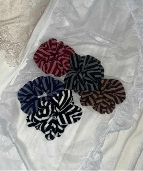 IMARI（イマリ）の「【 IMARI / イマリ 】 ボリューム ニット ストライプ シュシュ_（シュシュ・レディース・ブルー/グレー/ホワイト/ブラウン/ピンク・FREE）」の6枚目の写真