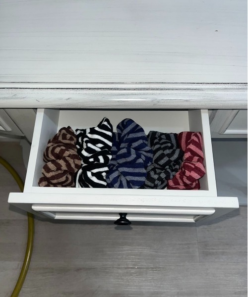 IMARI（イマリ）の「【 IMARI / イマリ 】 ボリューム ニット ストライプ シュシュ_（シュシュ・レディース・ブルー/グレー/ホワイト/ブラウン/ピンク・FREE）」の8枚目の写真