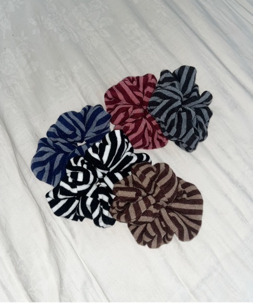 IMARI（イマリ）の「【 IMARI / イマリ 】 ボリューム ニット ストライプ シュシュ_（シュシュ・レディース・ブルー/グレー/ホワイト/ブラウン/ピンク・FREE）」の11枚目の写真