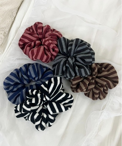 IMARI（イマリ）の「【 IMARI / イマリ 】 ボリューム ニット ストライプ シュシュ_（シュシュ・レディース・ブルー/グレー/ホワイト/ブラウン/ピンク・FREE）」の10枚目の写真