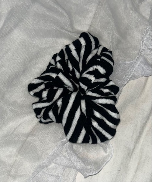 IMARI（イマリ）の「【 IMARI / イマリ 】 ボリューム ニット ストライプ シュシュ_（シュシュ・レディース・ブルー/グレー/ホワイト/ブラウン/ピンク・FREE）」の13枚目の写真