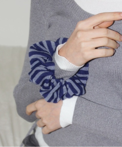 IMARI（イマリ）の「【 IMARI / イマリ 】 ボリューム ニット ストライプ シュシュ_（シュシュ・レディース・ブルー/グレー/ホワイト/ブラウン/ピンク・FREE）」の9枚目の写真