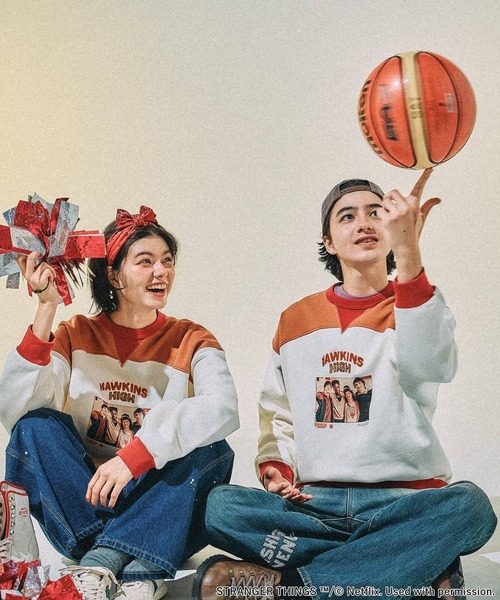 ストレンジャーシングス　ニコアンド　スウェット　ホーキンス STRANGER THINGS】コラボ配色スウェット（スウェット）｜niko and