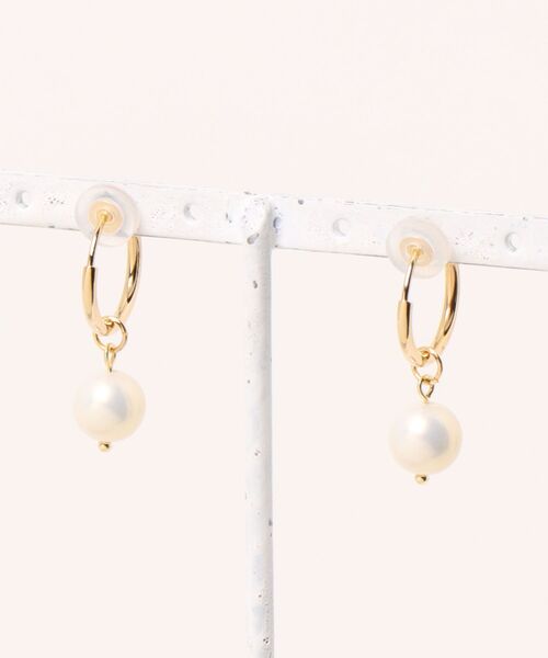 tone（トーン）の「Cherie+Chambre/Pearl Foop Earring（イヤリング・レディース・ホワイト/アイボリー・FREE）」の6枚目の写真