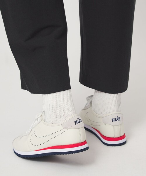 NIKE(ナイキ)の「<NIKE>コルテッツ レザー スニーカー(スニーカー・レディース・オフホワイト/ベージュ・23cm/25cm/24cm/23.5cm/22.5cm/24.5cm)」の4枚目の写真