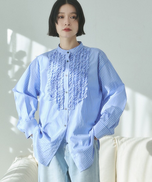 hunch（ハンチ）の「スラブ/デニム ストライプフリルシャツ（シャツ/ブラウス・レディース・ホワイト×ブルー/オフホワイト/ネイビー・FREE）」の3枚目の写真