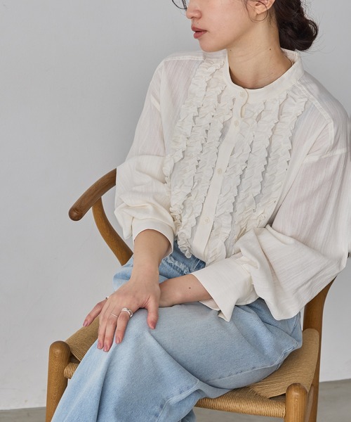 hunch（ハンチ）の「スラブ/デニム ストライプフリルシャツ（シャツ/ブラウス・レディース・ホワイト×ブルー/オフホワイト/ネイビー・FREE）」の2枚目の写真