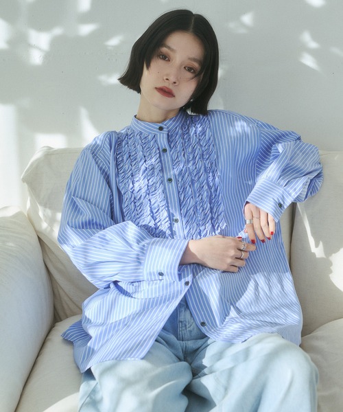 hunch（ハンチ）の「スラブ/デニム ストライプフリルシャツ（シャツ/ブラウス・レディース・ホワイト×ブルー/オフホワイト/ネイビー・FREE）」の8枚目の写真