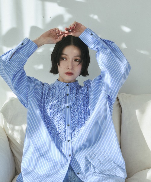 hunch（ハンチ）の「スラブ/デニム ストライプフリルシャツ（シャツ/ブラウス・レディース・ホワイト×ブルー/オフホワイト/ネイビー・FREE）」の9枚目の写真