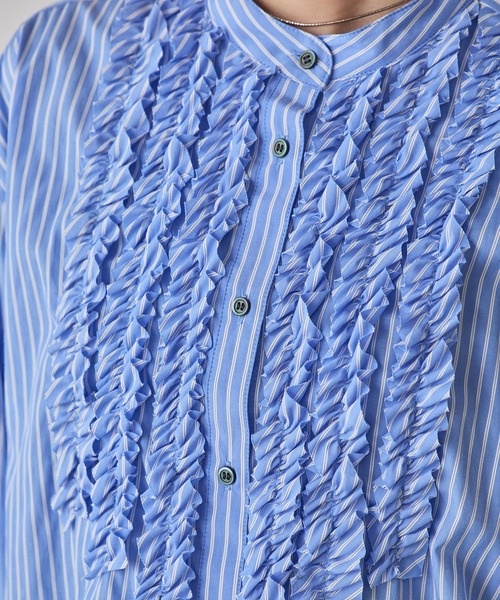 hunch（ハンチ）の「スラブ/デニム ストライプフリルシャツ（シャツ/ブラウス・レディース・ホワイト×ブルー/オフホワイト/ネイビー・FREE）」の19枚目の写真