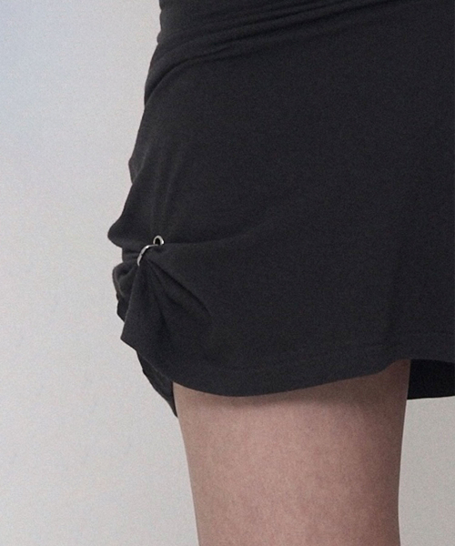 ETRE AU SOMMET(エトレオソメ)の「ピアスドレープセットアップロングスリーブ(チャコール)(Tシャツ/カットソー・レディース・その他・FREE)」の4枚目の写真