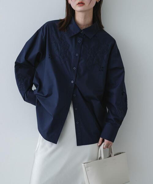 SENSE OF PLACE by URBAN RESEARCH(センスオブプレイスバイアーバンリサーチ)の「カットワークエンブロイダリーシャツ(シャツ/ブラウス・レディース・ライトブルー/ネイビー・ONE)」の1枚目の写真