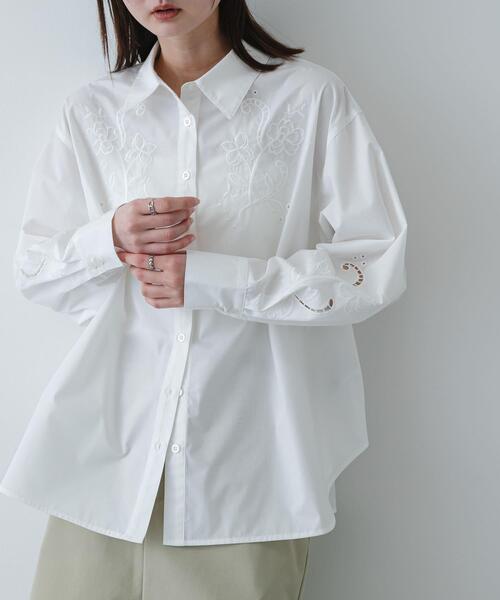 SENSE OF PLACE by URBAN RESEARCH（センスオブプレイスバイアーバンリサーチ）の「カットワークエンブロイダリーシャツ（シャツ/ブラウス・レディース・ライトブルー/ネイビー/オフホワイト・ONE）」の2枚目の写真