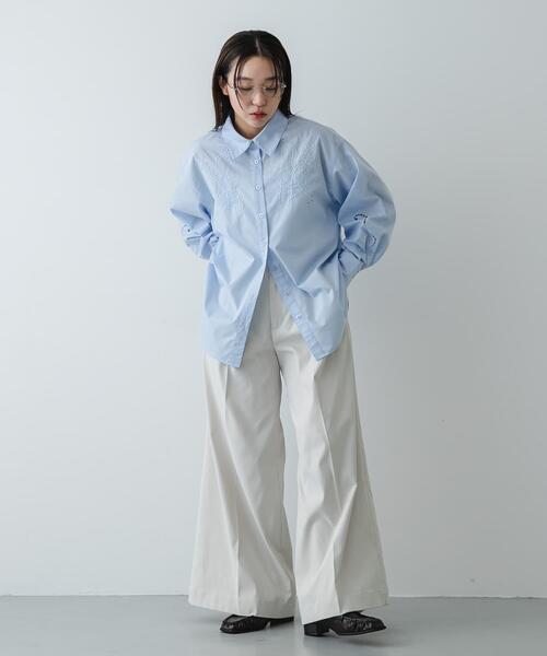 SENSE OF PLACE by URBAN RESEARCH（センスオブプレイスバイアーバンリサーチ）の「カットワークエンブロイダリーシャツ（シャツ/ブラウス・レディース・ライトブルー/ネイビー/オフホワイト・ONE）」の4枚目の写真