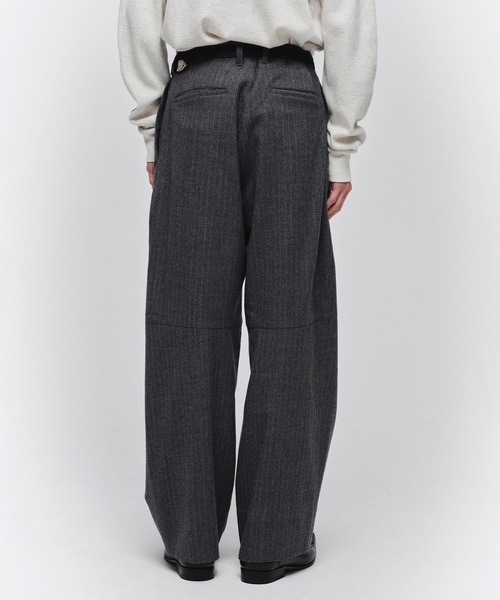 Jieda(ジエダ)の「DRAPING TUCK SLACKS(スラックス・メンズ・ブラウン/グレー/ブラック・2/1)」の14枚目の写真