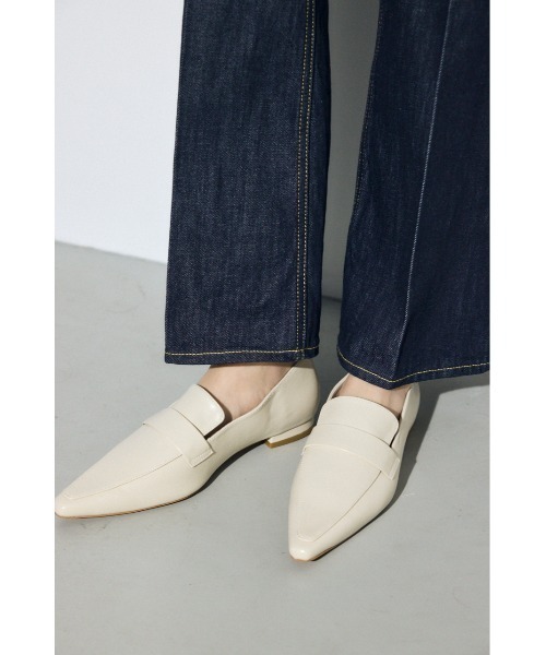 AZUL by moussy(アズールバイマウジー)の「ポインテッドトゥローファー 靴(ローファー・レディース・アイボリー/ブラック・SMALL/MEDIUM/LARGE)」の3枚目の写真