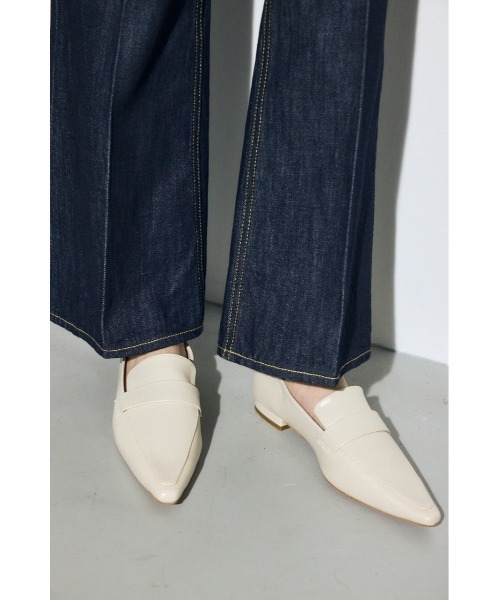AZUL by moussy(アズールバイマウジー)の「ポインテッドトゥローファー 靴(ローファー・レディース・アイボリー/ブラック・SMALL/MEDIUM/LARGE)」の4枚目の写真