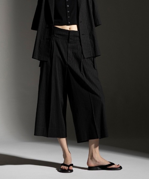 ROBES&CONFECTIONS(ローブスコンフェクションズ)の「Robes & Confections/ローブス&コンフェクションズ/ストレッチリネンコットン ピンストライプクロップドパンツ(その他パンツ・レディース・ネイビー/ブラック/その他3・1)」の1枚目の写真