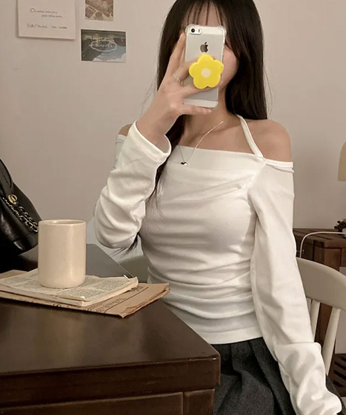 VIVID LADY(ビビッドレディー)の「ホルターネックオフショルダードレープトップス(Tシャツ/カットソー・レディース・チャコールグレー/アイボリー/ブラック・FREE)」の5枚目の写真