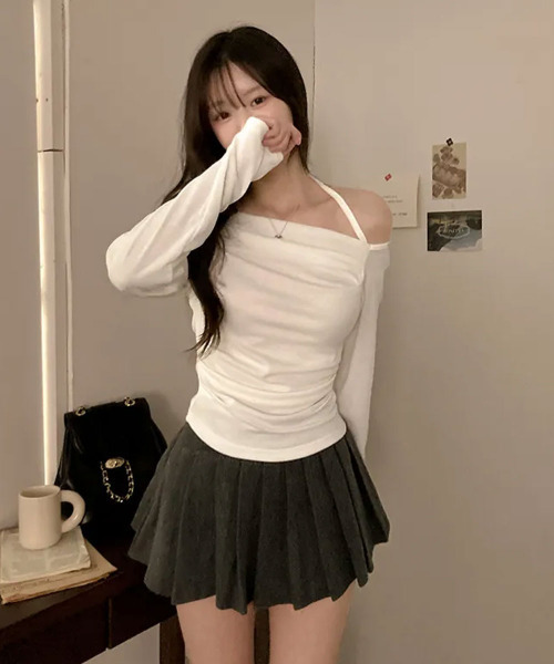 VIVID LADY(ビビッドレディー)の「ホルターネックオフショルダードレープトップス(Tシャツ/カットソー・レディース・チャコールグレー/アイボリー/ブラック・FREE)」の7枚目の写真