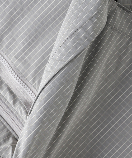 DESCENTE ALLTERRAIN（デサント　オルテライン）の「DESCENTE / デサント GREYISH RIPSTOP FULL ZIP（その他アウター・メンズ・ベージュ・LARGE/MEDIUM）」の3枚目の写真