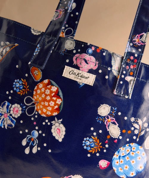 Cath Kidston(キャスキッドソン)の「ラージ ブックバッグ Little Treasures(トートバッグ・レディース・ネイビー・FREE)」の4枚目の写真